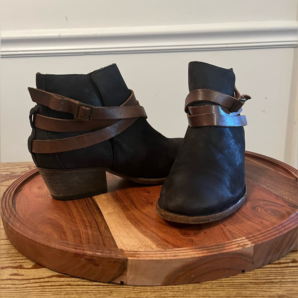 🌎 “H” By Hudson Vintage Blue Leather Ankle Boots